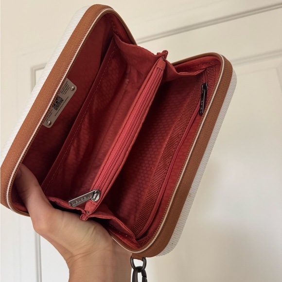 Delsey Paris CHATELET AIR 2.0 CROSSBODY in white - Picture 2 of 3